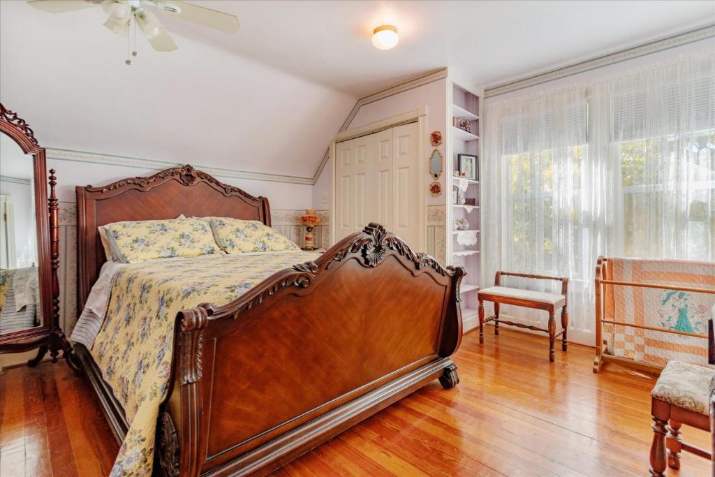 Why Do Travelers Love Starting Their Day at A Bed & Breakfast in Golden, CO?